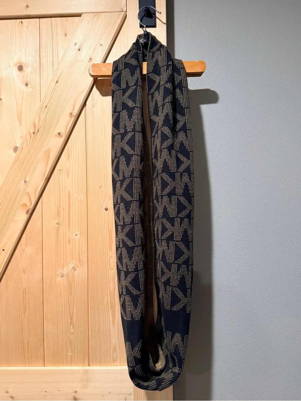 Authentic Michael Kors Signature Logo Monogram Infinity Loop Scarf Winter